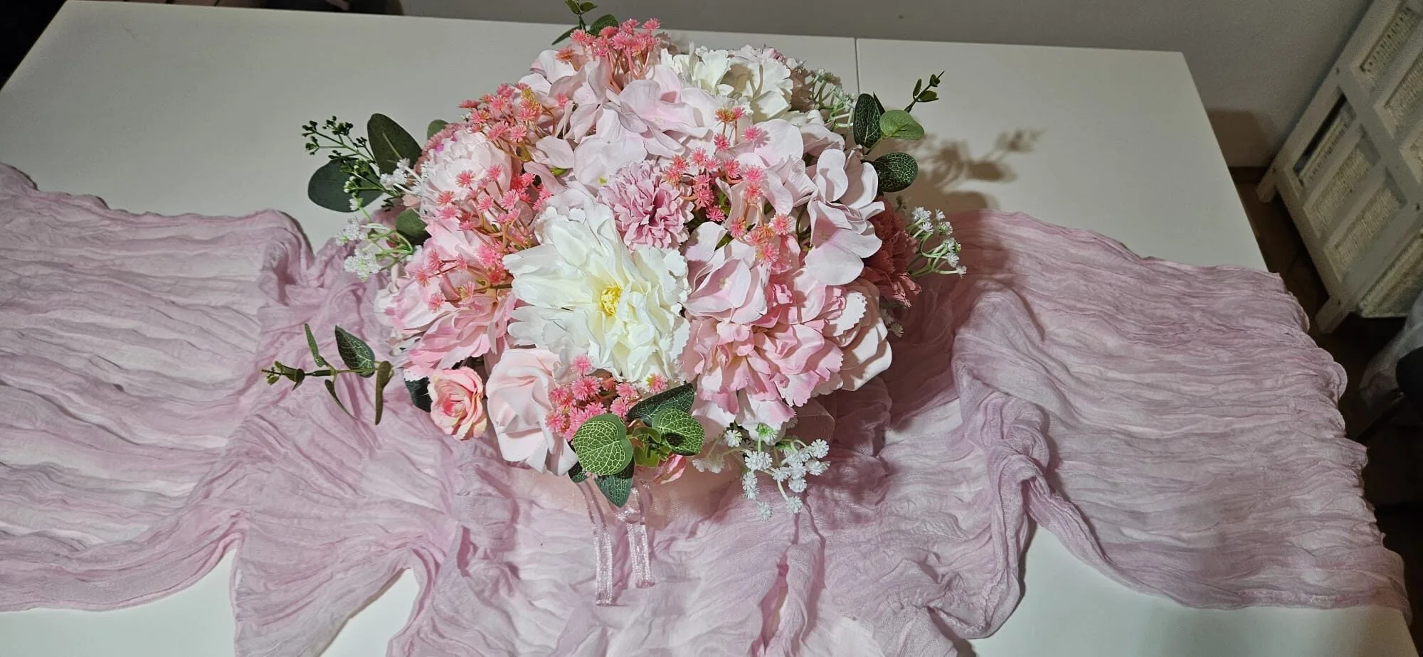 Blumendekorationen aus natürlichen und künstlichen Blumen