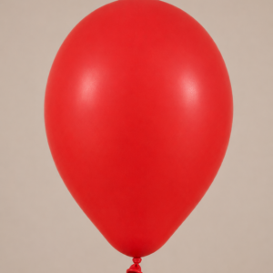 Kalisan Standard Red crveni latex balon sa blagim prirodnim sjajem na svetloj pozadini.