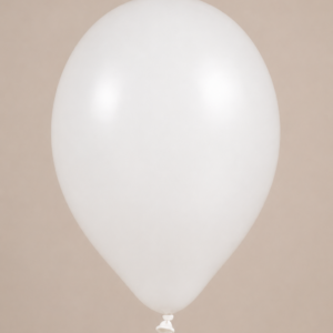 Standard White beli latex balon sa blagim prirodnim sjajem na svetloj pozadini.