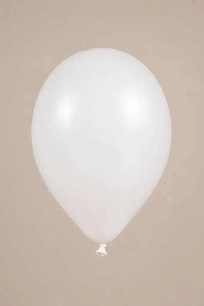 Standard White beli latex balon sa blagim prirodnim sjajem na svetloj pozadini.